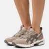 ASICS SportStyle Gel-1090V2 - Trainers - Simply Taupe/Dark Taupe 1 ASICS SportStyle Gel-1090V2 - Trainers - Simply Taupe/Dark Taupe -Asics 0e065ed8ee3e418fb82bc7c3eb520140