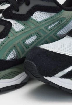 ASICS SportStyle Gel Nyc Unisex - Trainers - White/Ivy 15 ASICS SportStyle Gel Nyc Unisex - Trainers - White/Ivy -Asics 43f7d690c9214bf79cdf057e5a29f763