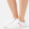 ASICS SportStyle Japan- Trainers - White/Hot Pink
