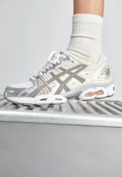 ASICS SportStyle Gel-Nimbus 9 - Trainers - White/Oatmeal 12 ASICS SportStyle Gel-Nimbus 9 - Trainers - White/Oatmeal -Asics e2f3ff9cf15a42c183af16e10d6835b3